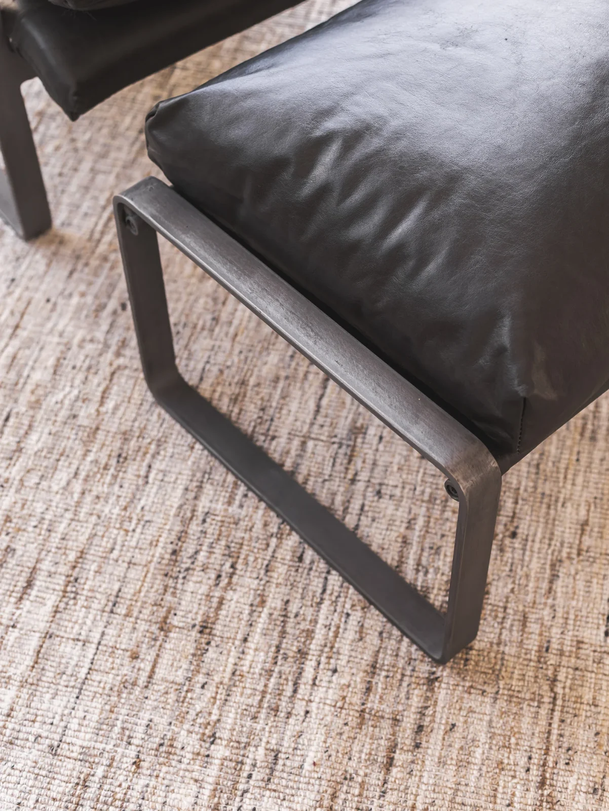 Ambassador Leather Chair Set in Eclipse - Image 4